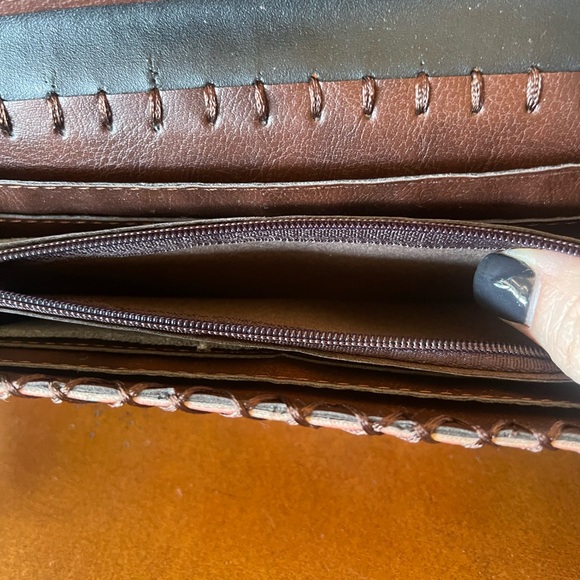 NWT gorgeous Vegan leather printed wallet. - Picture 3 of 5